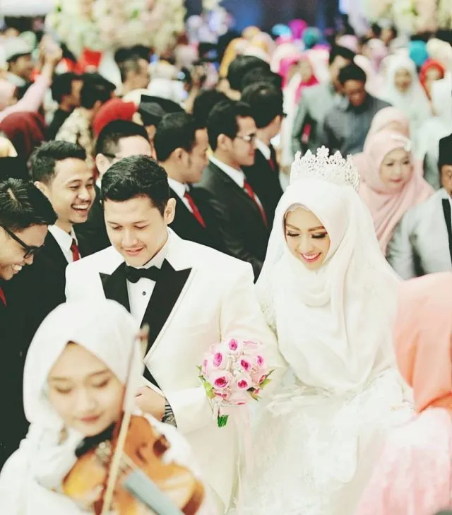 Kamu Berhijab dan Mau Menikah A La Internasional? Intip 14 Gaun Pengantin dari Pernikahan Adik Oki Setiana Dewi yang Mewah, Tapi Tetap Syar'i 17