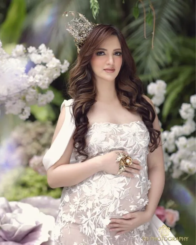 Yuk Intip Maternity Photoshoot Nia Ramadhani yang Menawan. Pantas Aja Dipuji Banyak Orang 14