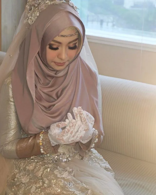 Kamu Berhijab dan Mau Menikah A La Internasional? Intip 14 Gaun Pengantin dari Pernikahan Adik Oki Setiana Dewi yang Mewah, Tapi Tetap Syar'i 18