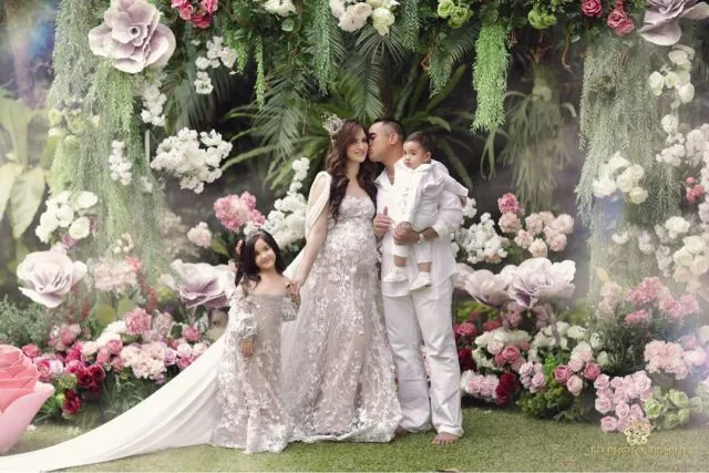 Yuk Intip Maternity Photoshoot Nia Ramadhani yang Menawan. Pantas Aja Dipuji Banyak Orang 20