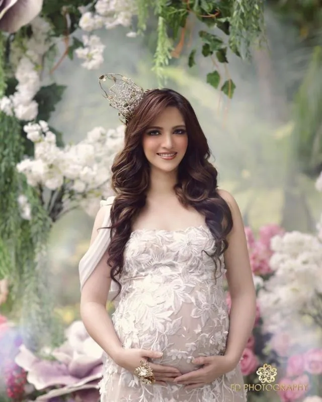 Yuk Intip Maternity Photoshoot Nia Ramadhani yang Menawan. Pantas Aja Dipuji Banyak Orang 12