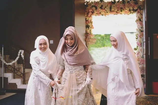 Kamu Berhijab dan Mau Menikah A La Internasional? Intip 14 Gaun Pengantin dari Pernikahan Adik Oki Setiana Dewi yang Mewah, Tapi Tetap Syar'i 19