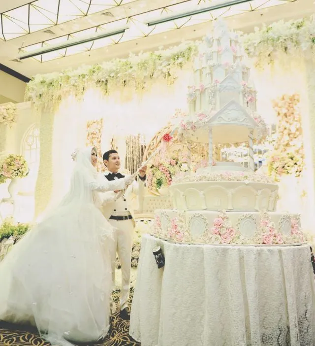 Kamu Berhijab dan Mau Menikah A La Internasional? Intip 14 Gaun Pengantin dari Pernikahan Adik Oki Setiana Dewi yang Mewah, Tapi Tetap Syar'i 16