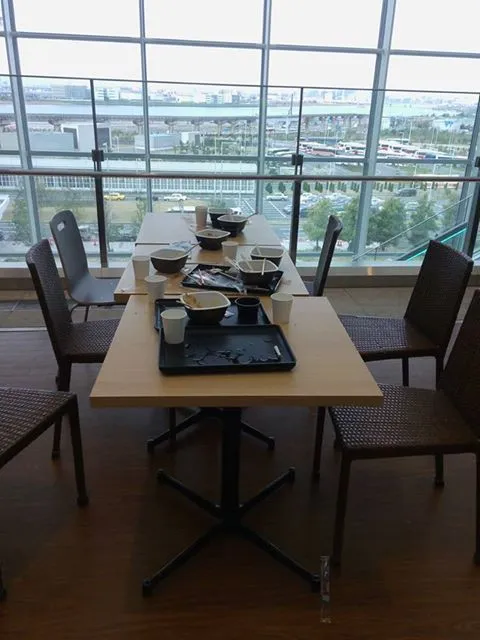 Wah, Kita Bisa Dikira Norak, Orang Indonesia Ini Viral Karena Mejanya Berantakan Usai Makan di Tokyo 5