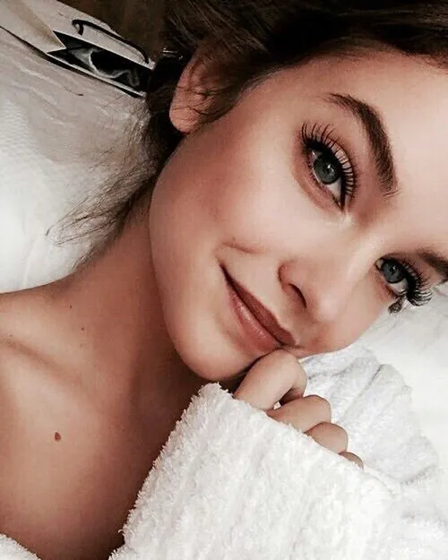 Buang Jauh-jauh Gaya Foto yang Biasa. Contek 9 Tips Selfie Ini, Membuat Fotomu Naik Kelas! 12