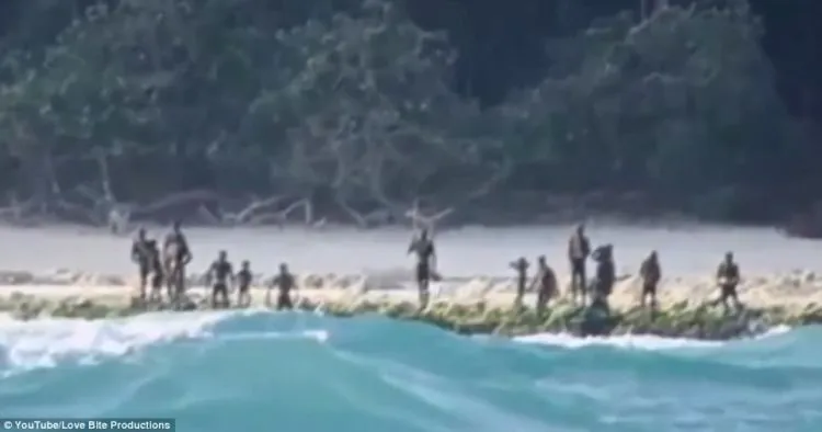 Rekaman Video Suku Paling Terisolir di Dunia. Siapapun yang ke Sana Akan Diserang Batu dan Panah Api! 7