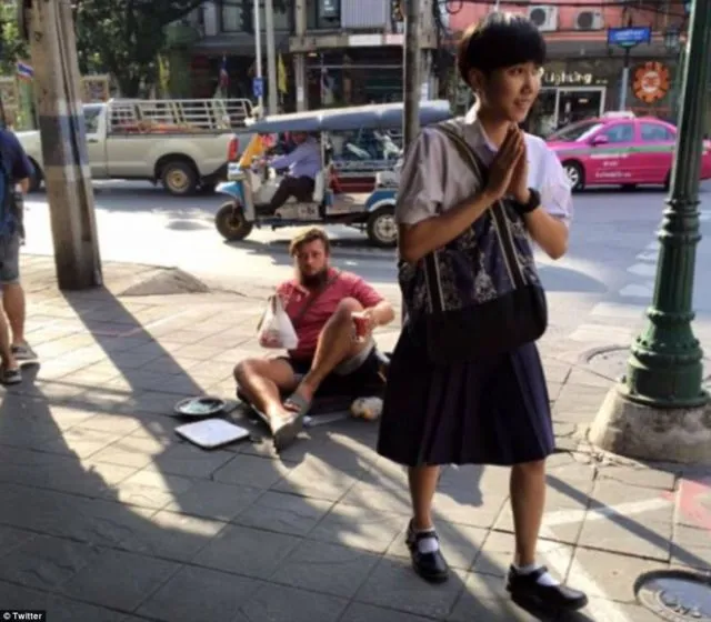 Lagi Jadi Tren, Bule-bule Mengemis di Asia Tenggara. Ngemis Biar Bisa Biayain Liburan Mereka! 10