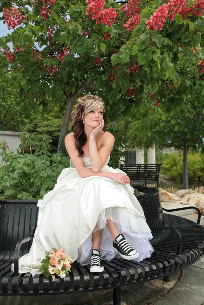 Ingin Tampil Beda di Hari Pernikahan? Sontek 10 Gaya Brides dengan Sneakers yang Mencuri Perhatian 13