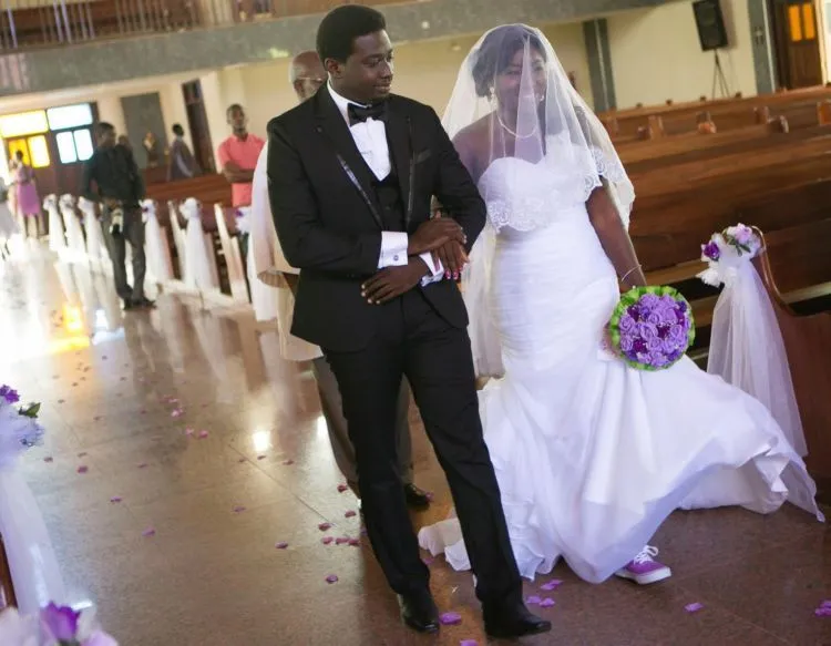 Ingin Tampil Beda di Hari Pernikahan? Sontek 10 Gaya Brides dengan Sneakers yang Mencuri Perhatian 15