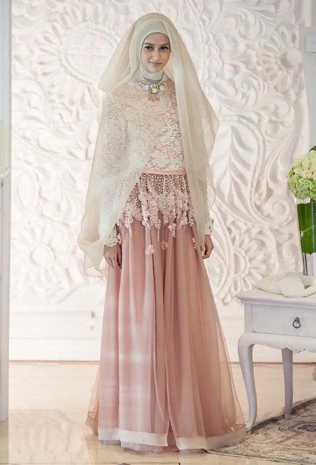 Kamu Berhijab dan Mau Menikah A La Internasional? Intip 14 Gaun Pengantin dari Pernikahan Adik Oki Setiana Dewi yang Mewah, Tapi Tetap Syar'i 25