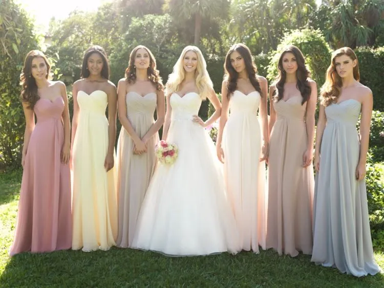 14 Inspirasi Gaun Bridesmaid Aneka Warna. Kata Siapa Seragam Harus Serba Sama? 21