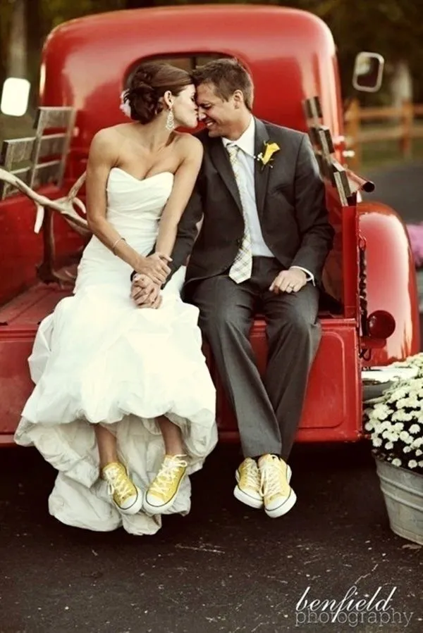 Ingin Tampil Beda di Hari Pernikahan? Sontek 10 Gaya Brides dengan Sneakers yang Mencuri Perhatian 11