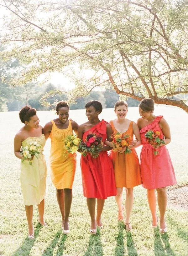 14 Inspirasi Gaun Bridesmaid Aneka Warna. Kata Siapa Seragam Harus Serba Sama? 28