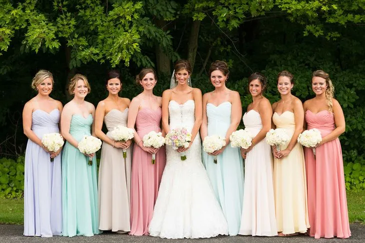 14 Inspirasi Gaun Bridesmaid Aneka Warna. Kata Siapa Seragam Harus Serba Sama? 19