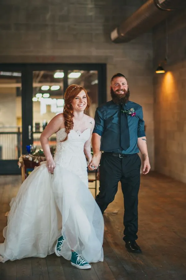 Ingin Tampil Beda di Hari Pernikahan? Sontek 10 Gaya Brides dengan Sneakers yang Mencuri Perhatian 12