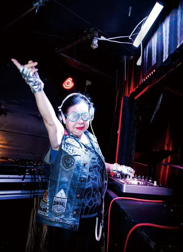 Hebat! Nenek 82 Tahun Jadi DJ Profesional di Jepang. Bukan Cuma Cari Sensasi, Skill-nya Ok Banget! 8