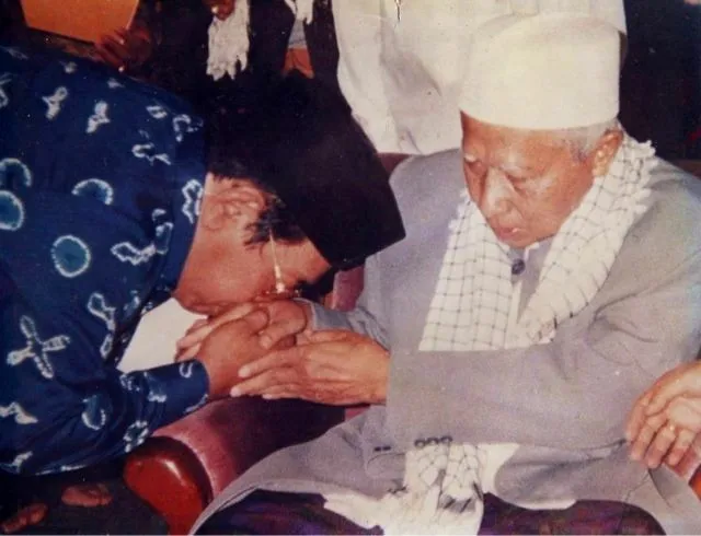 Cek di Negara Mana Saja Salim Itu Diterima! Kalau Calon Mertuamu dari Inggris, Mending Jangan Salim 8