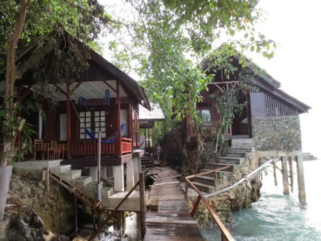 11 Penginapan Terapung yang Bikin Kamu Nggak Mau Pulang, Serasa Tidur di Atas dan Dikelilingi Laut 21
