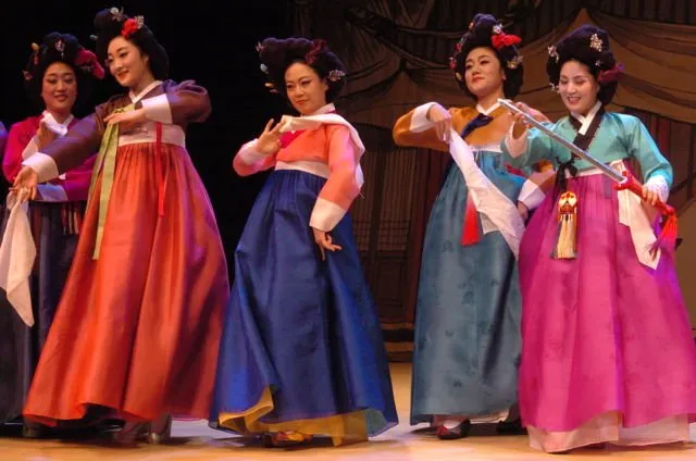 14 Potret Perkembangan Hanbok dari Dulu Hingga Kini, Pakaian Tradisional Korea yang Unik Nan Cantik 19