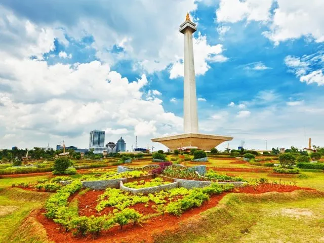 Tugu Monas saat siang hari