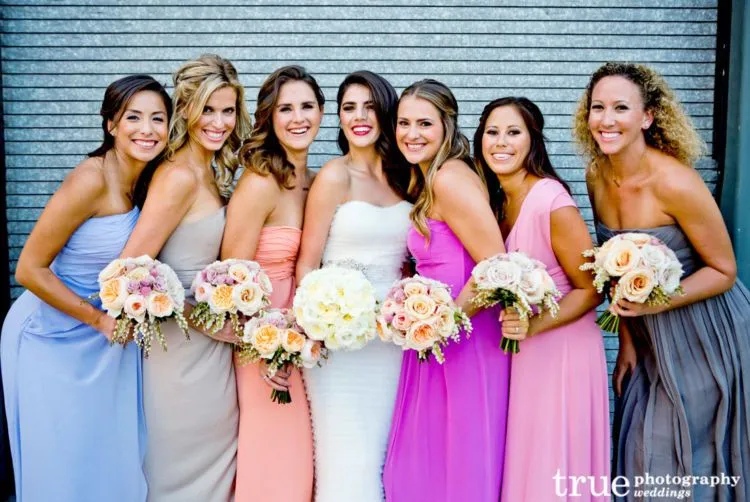 14 Inspirasi Gaun Bridesmaid Aneka Warna. Kata Siapa Seragam Harus Serba Sama? 26