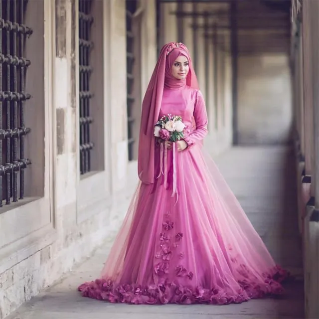 Kamu Berhijab dan Mau Menikah A La Internasional? Intip 14 Gaun Pengantin dari Pernikahan Adik Oki Setiana Dewi yang Mewah, Tapi Tetap Syar'i 27