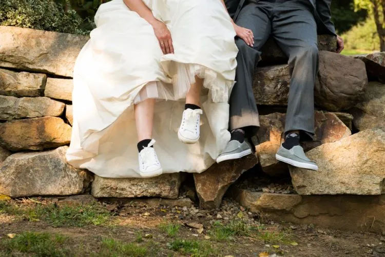 Ingin Tampil Beda di Hari Pernikahan? Sontek 10 Gaya Brides dengan Sneakers yang Mencuri Perhatian 19