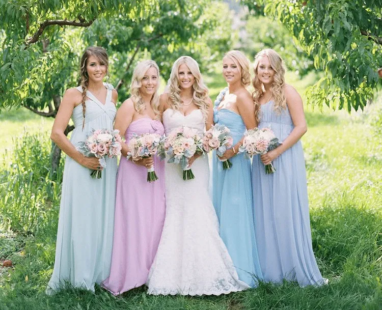 14 Inspirasi Gaun Bridesmaid Aneka Warna. Kata Siapa Seragam Harus Serba Sama? 18