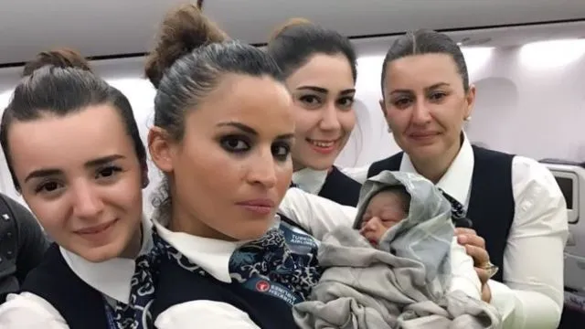 Mengharukan, Wanita Ini Melahirkan di Dalam Pesawat. Bayi Mungil pun Lahir dengan Selamat! 4