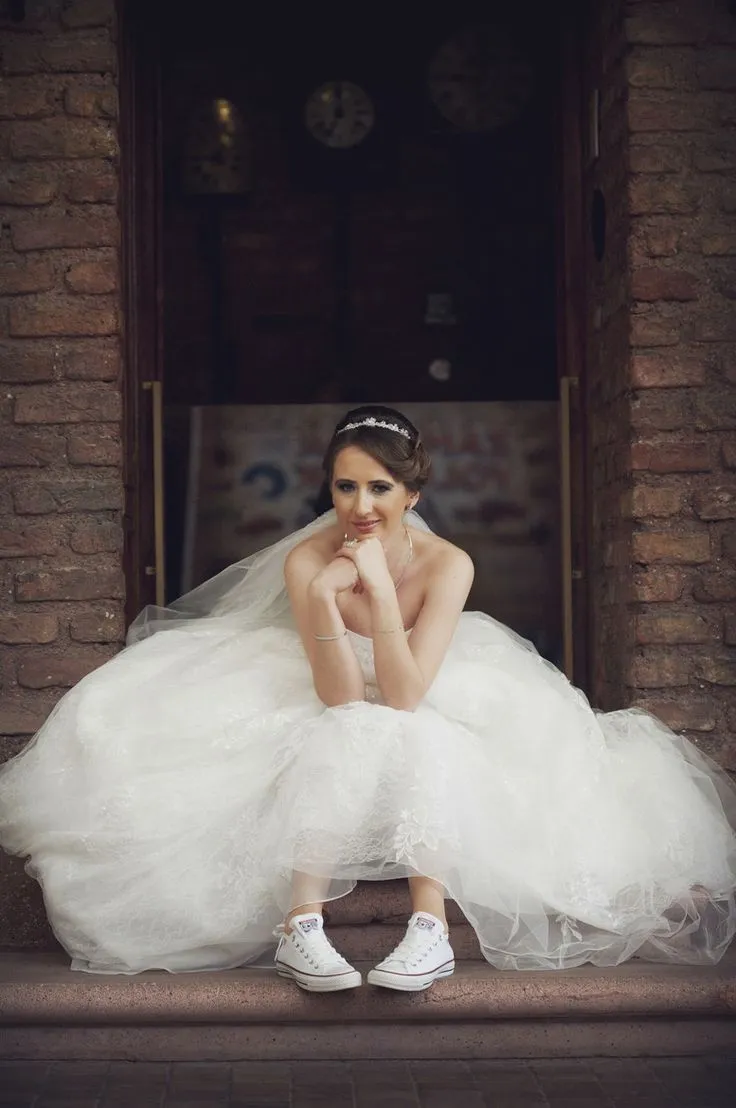 Ingin Tampil Beda di Hari Pernikahan? Sontek 10 Gaya Brides dengan Sneakers yang Mencuri Perhatian 16