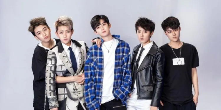 FFC-Acrush Ini Boyband Paling Membingungkan. Isinya Cewek Semua… Tapi Kok Boyband? Kok Ganteng? 5