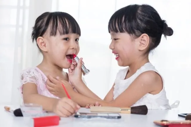 Pikir Dulu Sebelum Mengizinkan Anak Kecil Pakai Make-Up, Ternyata Dampaknya Cukup Merepotkan Lho! 6