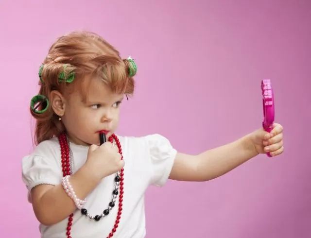 Pikir Dulu Sebelum Mengizinkan Anak Kecil Pakai Make-Up, Ternyata Dampaknya Cukup Merepotkan Lho! 7