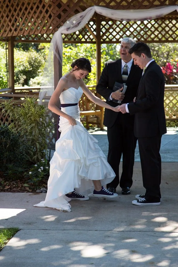 Ingin Tampil Beda di Hari Pernikahan? Sontek 10 Gaya Brides dengan Sneakers yang Mencuri Perhatian 14