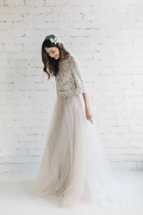 Tampil Menawan Tanpa Harus Serba Terbuka. Inilah 13 Inspirasi Bridal Look dengan Lengan Tertutup 22