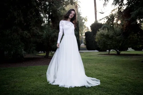 Tampil Menawan Tanpa Harus Serba Terbuka. Inilah 13 Inspirasi Bridal Look dengan Lengan Tertutup 24