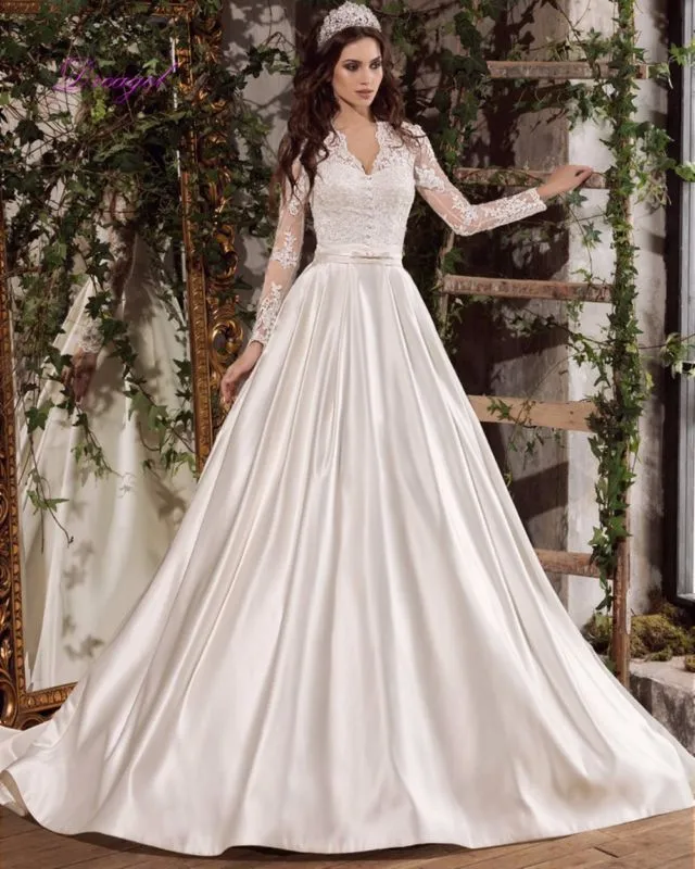 Tampil Menawan Tanpa Harus Serba Terbuka. Inilah 13 Inspirasi Bridal Look dengan Lengan Tertutup 14