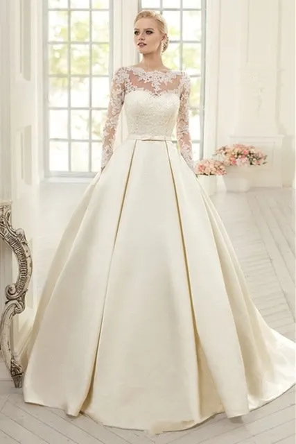 Tampil Menawan Tanpa Harus Serba Terbuka. Inilah 13 Inspirasi Bridal Look dengan Lengan Tertutup 16