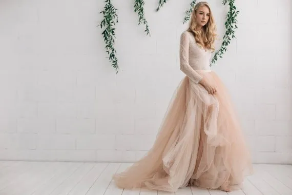 Tampil Menawan Tanpa Harus Serba Terbuka. Inilah 13 Inspirasi Bridal Look dengan Lengan Tertutup 19