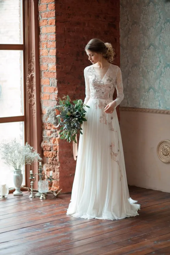 Tampil Menawan Tanpa Harus Serba Terbuka. Inilah 13 Inspirasi Bridal Look dengan Lengan Tertutup 20
