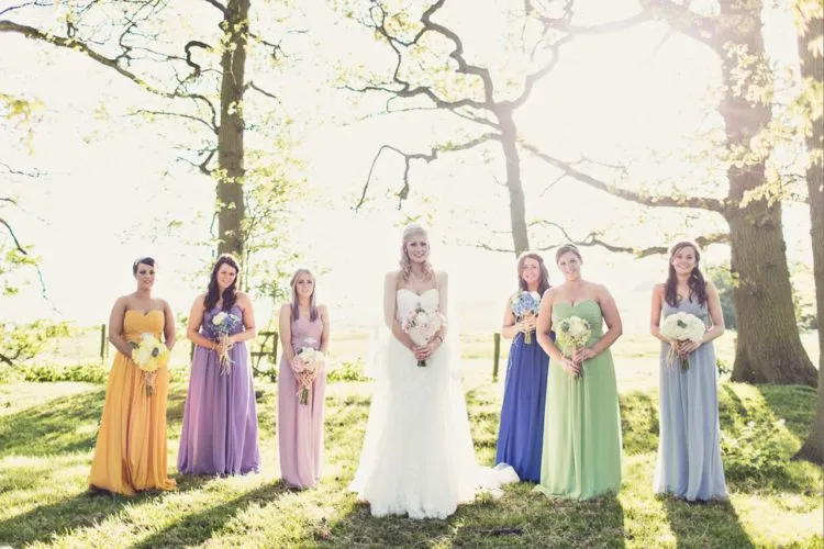14 Inspirasi Gaun Bridesmaid Aneka Warna. Kata Siapa Seragam Harus Serba Sama? 27