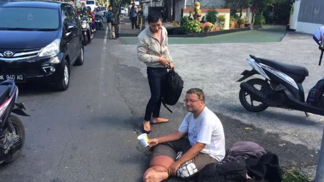 Lagi Jadi Tren, Bule-bule Mengemis di Asia Tenggara. Ngemis Biar Bisa Biayain Liburan Mereka! 9