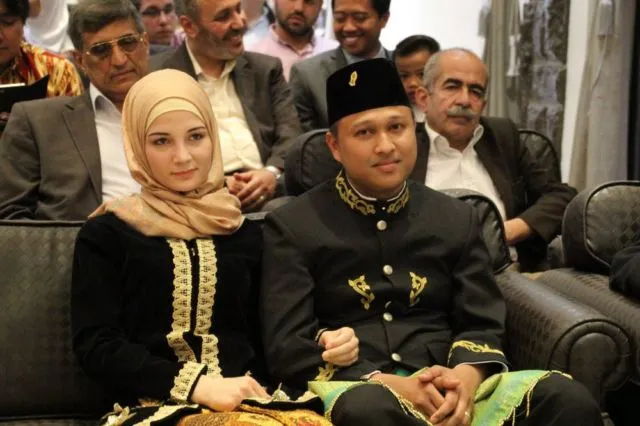 4 Cowok Hitam Manis Indonesia yang Sukses Menaklukan Hati Para Bule Cantik, Duh Apa Rahasianya? 8