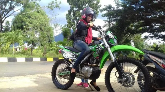 Sebenarnya Sah-sah Aja Cewek Mengendarai Motor Cowok. Tapi kok Sering Dianggap Cewek Nggak Bener Ya? 5