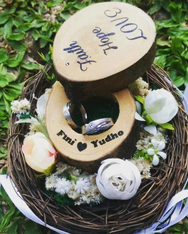 11 Inspirasi Kotak Cincin Kawin Unik. Karena Nggak Jadi Spesial Kalau Cuma Pakai yang Biasanya 14