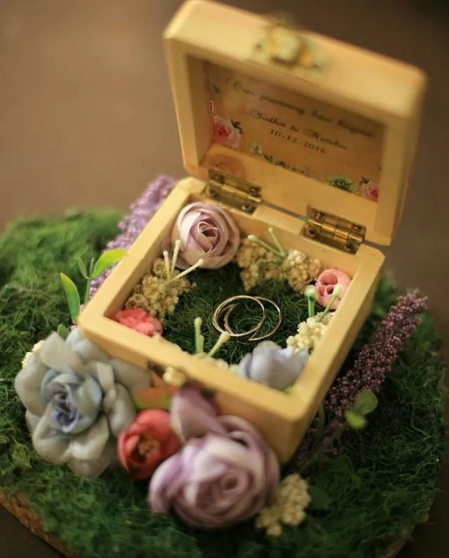 11 Inspirasi Kotak Cincin Kawin Unik. Karena Nggak Jadi Spesial Kalau Cuma Pakai yang Biasanya 15