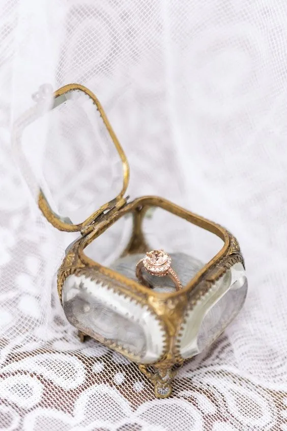 11 Inspirasi Kotak Cincin Kawin Unik. Karena Nggak Jadi Spesial Kalau Cuma Pakai yang Biasanya 21