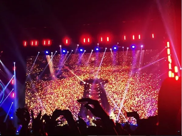 17 Foto Girang Orang Indonesia yang Kesampaian Nonton Coldplay, Kita Cuma Bisa Iri dan Manyun 20