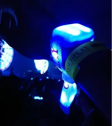 17 Foto Girang Orang Indonesia yang Kesampaian Nonton Coldplay, Kita Cuma Bisa Iri dan Manyun 29