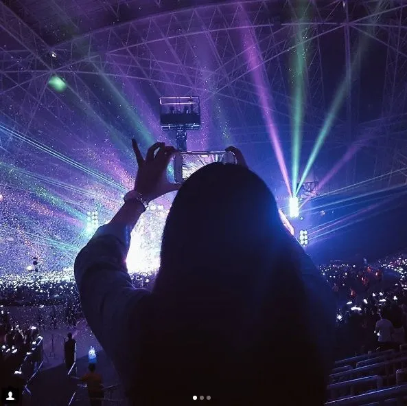 17 Foto Girang Orang Indonesia yang Kesampaian Nonton Coldplay, Kita Cuma Bisa Iri dan Manyun 30